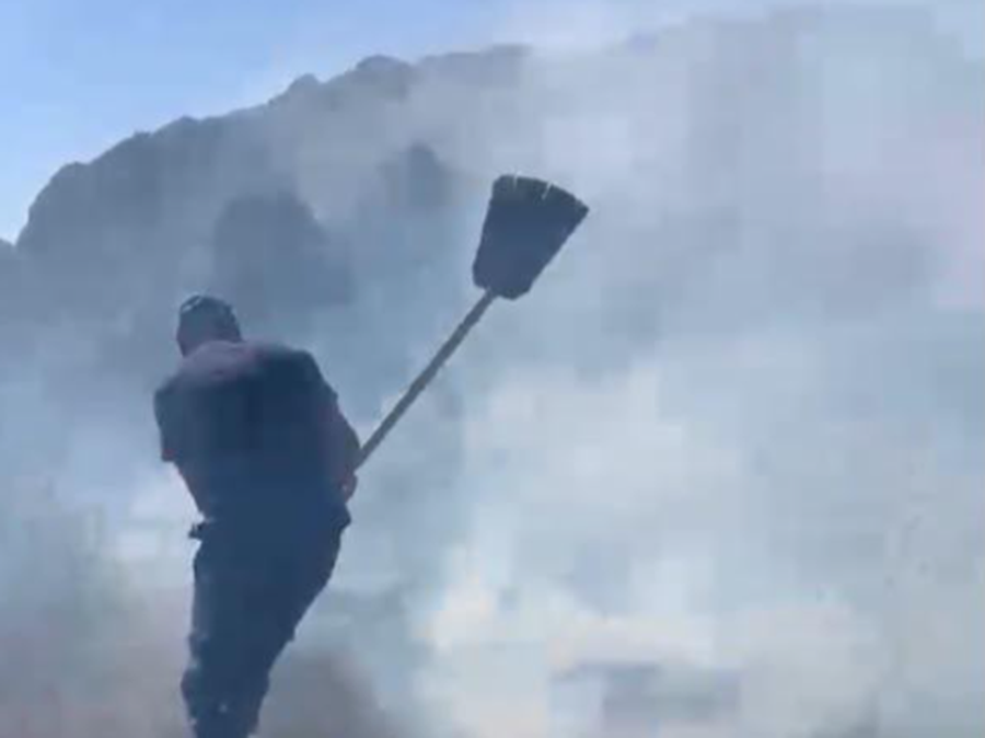 Zjarri në Pukë të Shqipërisë i afrohet banesave, era e fortë përhap flakët