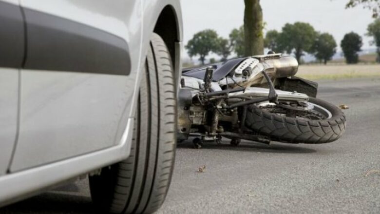 Përplasje mes veturës dhe motoçikletës në Podujevë, një person i lënduar