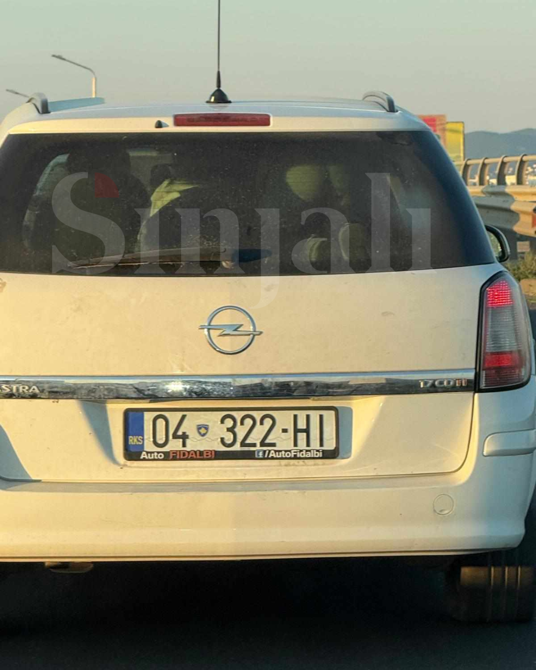 S’ka vend në veturë, 04-shi iu bën vend fëmijëve mbi bagazh