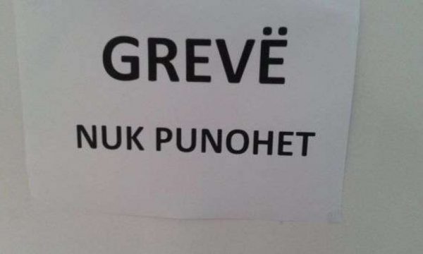 Punëtorët teknikë të shkollave në Prishtinë hyjnë në grevë nga 1 shtatori