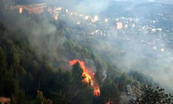 “Nuk e ndeza unë, dikush ishte aty para meje”, dëshmia e të dyshuarit për zjarrin në Krujë