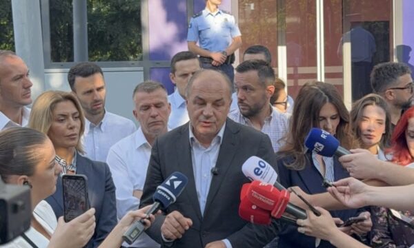 Enver Hoxhaj para Qeverisë: Kurti e ka uzurpuar zyrën e kryeministrit