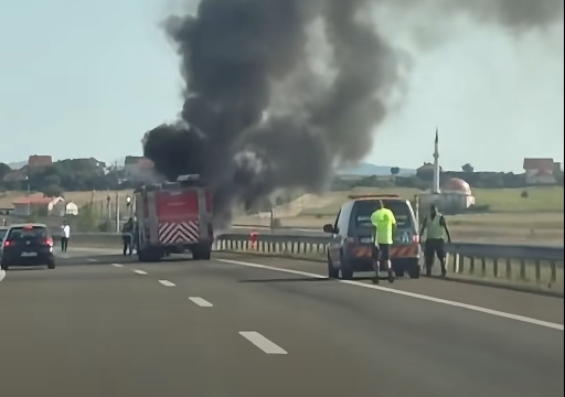 Përfshihet nga flakët një veturë në autostradën “Arbën Xhaferi”