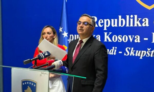 Besnik Tahiri: Administrata e shtetit duhet të ruhet nga partizimi