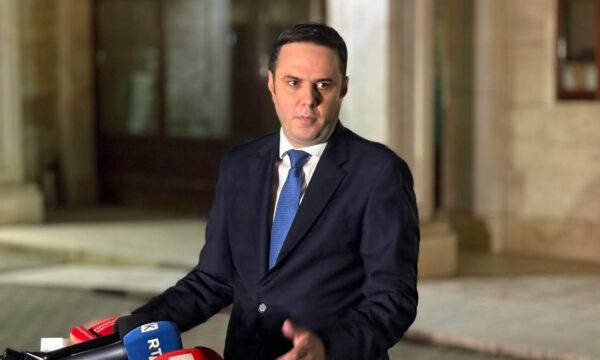 Abdixhiku refuzon takimin me Haxhiun: Për ne ajo është deputete, takohemi vetëm me Kurtin