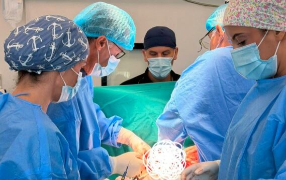Operacion i rrallë në QKUK: 23 vjeçarit i hiqet tumori 3.5 kilogramësh