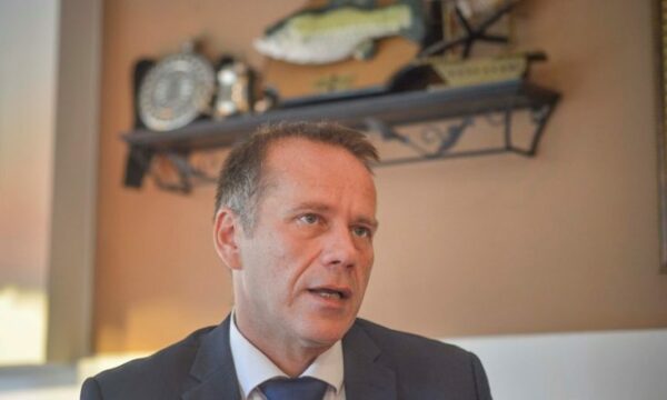 “Qe qysh funksionon ekonomia e tij”: Arifi kritikon Kurtin për marrëveshjen e thëngjillit me Maqedoninë e Veriut