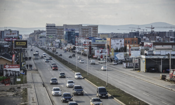 Tri kompani transporti pezullojnë nga nesër disa linja nga Fushë Kosova drejt Prishtinës
