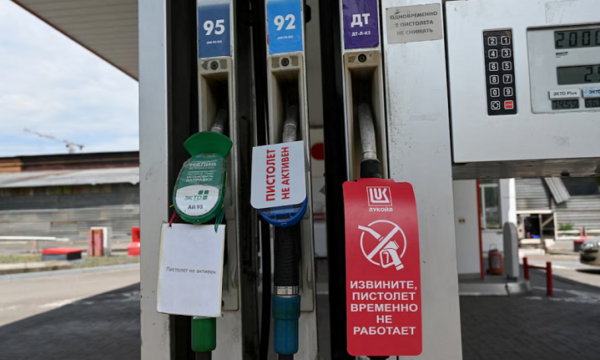 Vala e re e mungesës së karburanteve zemëron shoferët rusë