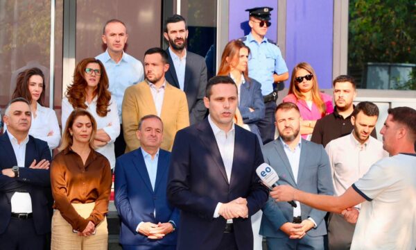Gruda paralajmëron protesta masive: Thirreni seancën konstituive dhe zhbllokojeni Kuvendin, Kosova është në krizë