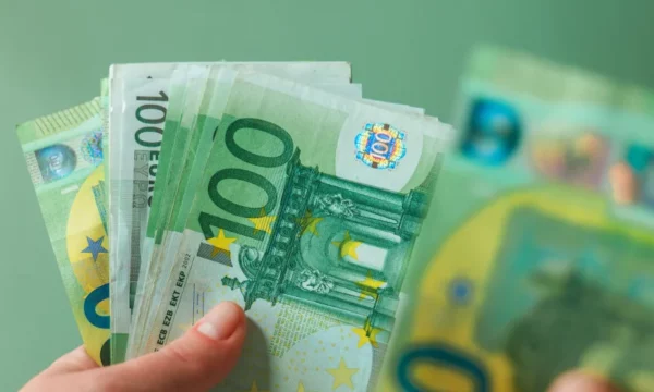 Dyshohet se 2000 euro të falsifikuara u deponuan në një bankë në Ferizaj