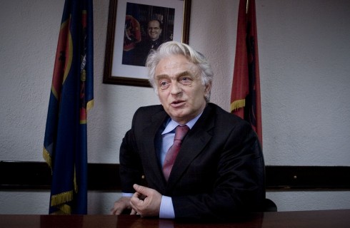 Shaqir Totaj me mesazh prekës për ndarjen nga jeta të ish-kryetarit të Prizrenit, Eqrem Kryeziut