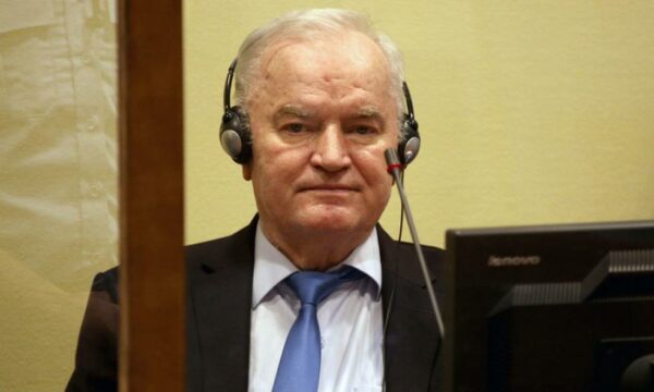 Vdes Kasapi i Srebrenicës Ratko Mladiq, i dënuar për gjenocid, krime lufte e krime kundër njerëzimit