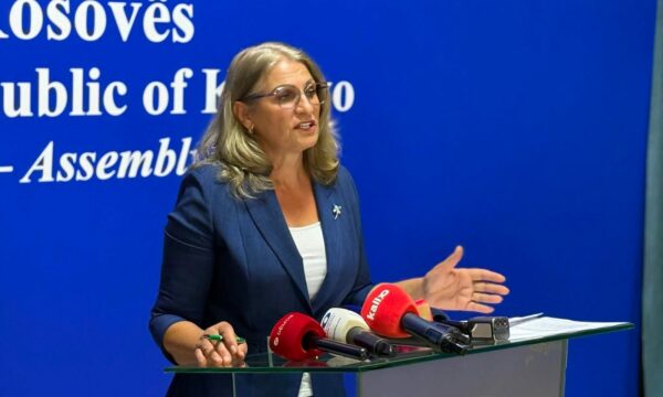 Haxhiu kritikon Qeverinë për vonesën e subvencionimit të teksteve shkollore