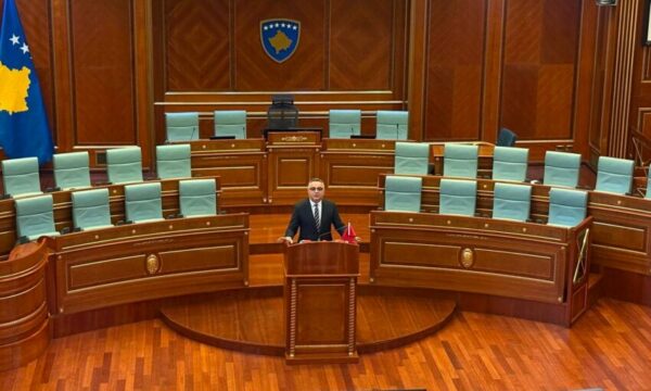 Besnik Tahiri: Kurti dhe LVV duan ta fusin Kosovën qëllimshëm në krizë identitare