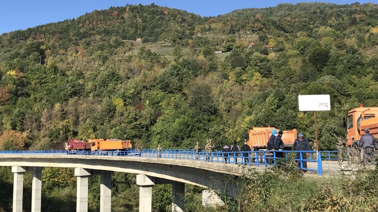 Shtetasi i Serbisë kontrollohet në Bërnjak, i gjendet sprej, shufër metalike e imitim arme