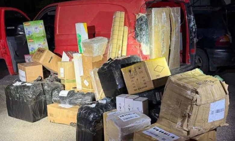 Tre persona arrestohen në kufirin Maqedoni-Kosovë, u kapen duke ngarkuar mall të kontrabanduar