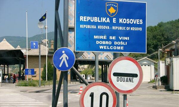 Deri në 25 minuta pritje te Dheu i Bardhë, kjo është gjendja në pikat kufitare