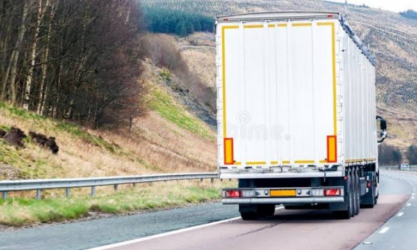 Edhe sot qarkullimi i kamionëve mbi 20 tonë është i kufizuar në autostradë, Ministria njofton për orarët