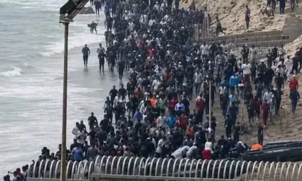 Financial Times: Kush e nxiti valën e emigrantëve drejt Spanjës