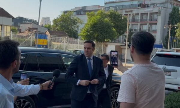 Abdixhiku arrin në Kuvend për takimin me Kurtin, shoqërohet nga Osmani e Haziri