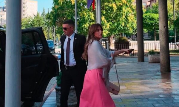 Haxhiu mbërrin në Kuvend, nuk tregon nëse do të propozohet sërish për kryetare të Kuvendit