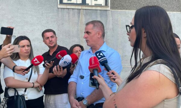 Gjocaj proteston para Kuvendit: Lidheni vendin me Amerikën