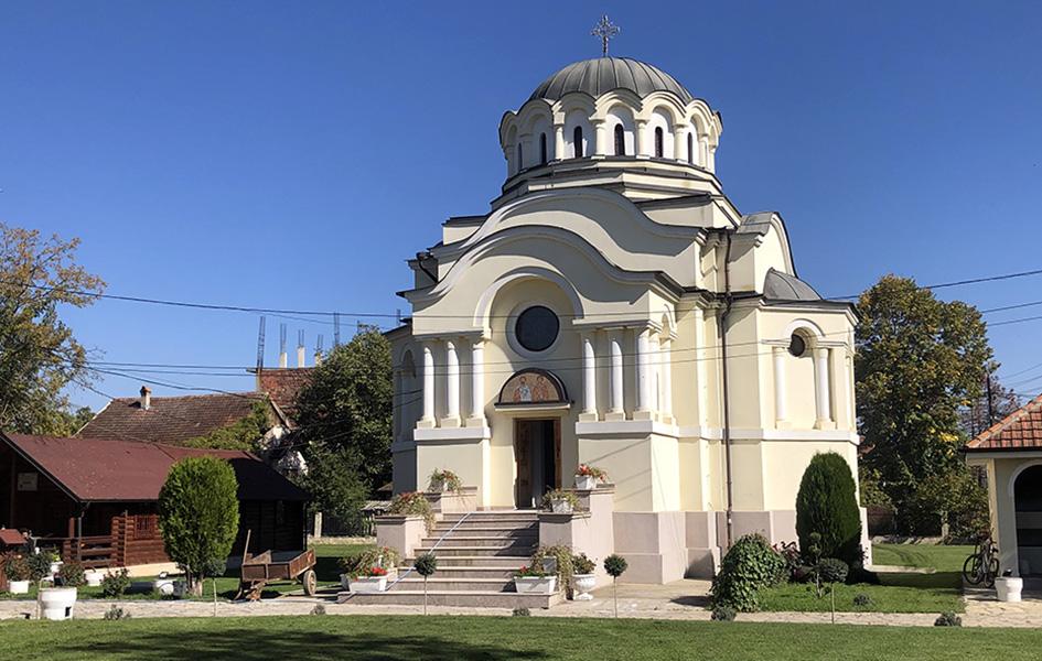 Vendosën flamurin e UÇK-së dhe atë të Shqipërisë në rrethojën e kishës në Lipjan, Policia arreston dy persona