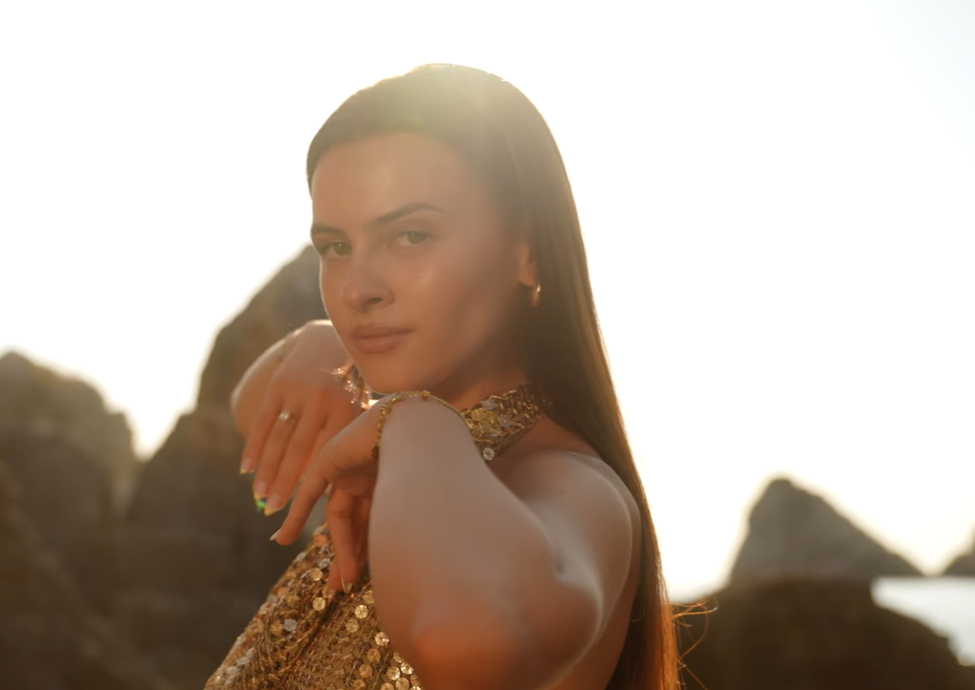 Ariona Telaku shpalos talentin me këngën e re “Distanca”