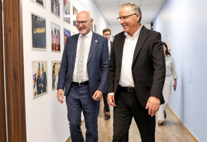 Hamza pret në takim lamtumirës ambasadorin francez