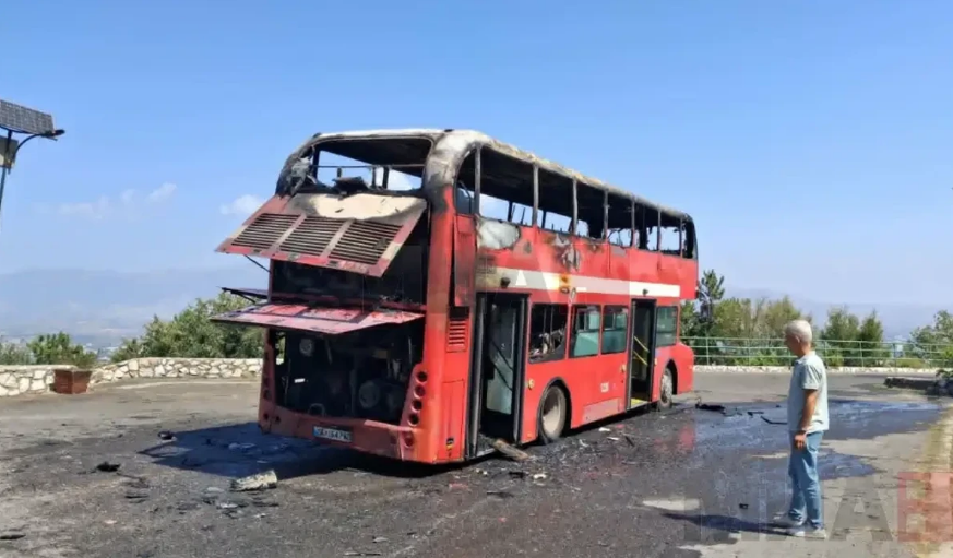 Autobusi përfshihet nga zjarri në Shkup, nuk raportohet për të lënduar
