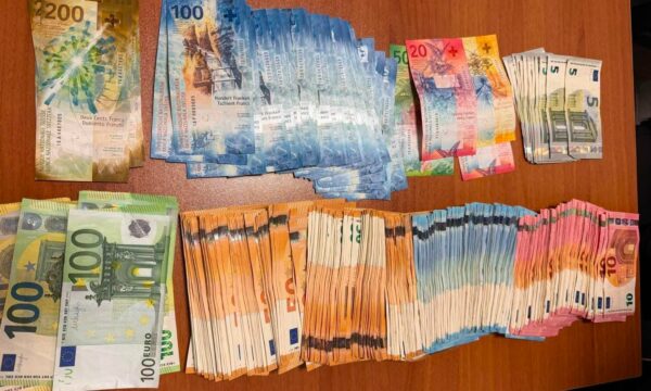 Mijëra euro e franga të fshehura, Dogana parandalon futjen e tyre në Kosovë