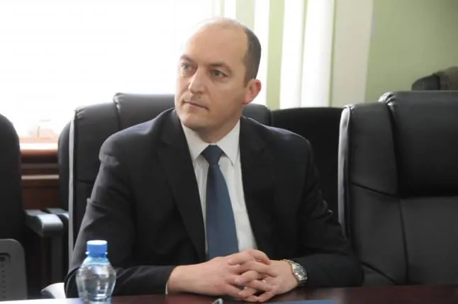 PAZARI I TERRIT Kurti e Abdixhiku janë pajtuar në parim për Bekim Sejdiun President, gjyqtari raportues që rrëzoi Qeverinë e Avdullah Hotit në vitin 2020