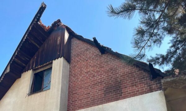 Familja Berisha dyshon se zjarri në shtëpinë e tyre në Zveçan, ishte i qëllimshëm