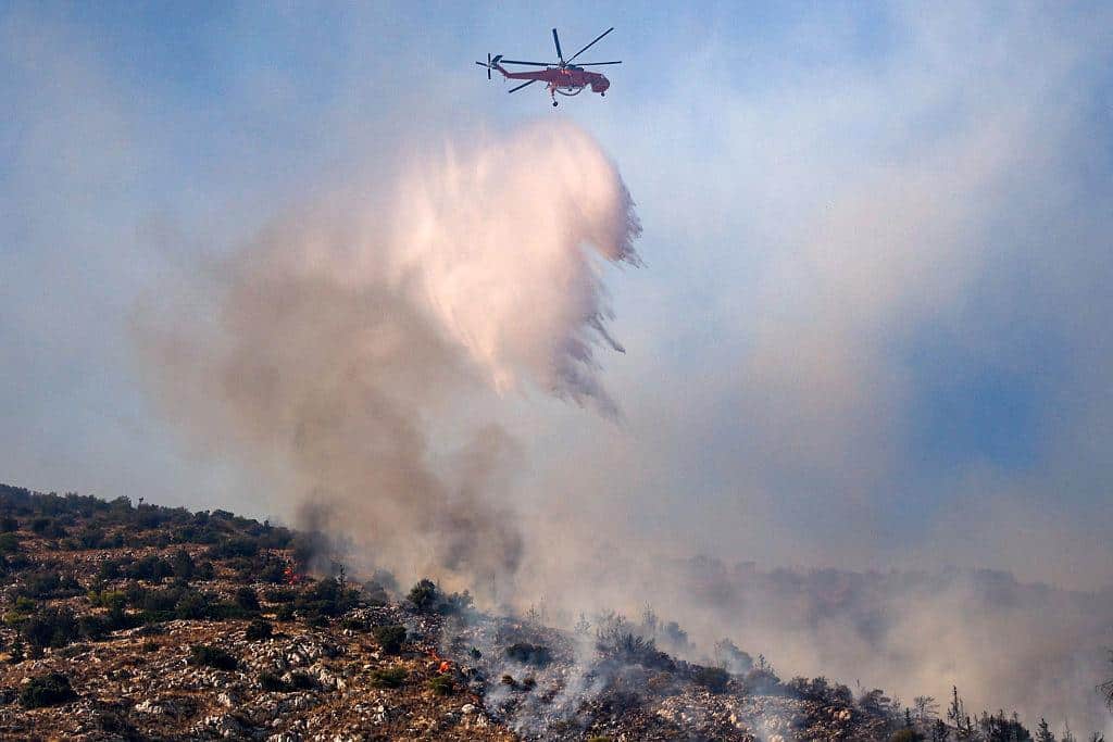 Zjarret përfshijnë ishullin grek, dy persona humbin jetën dhe disa plagosen