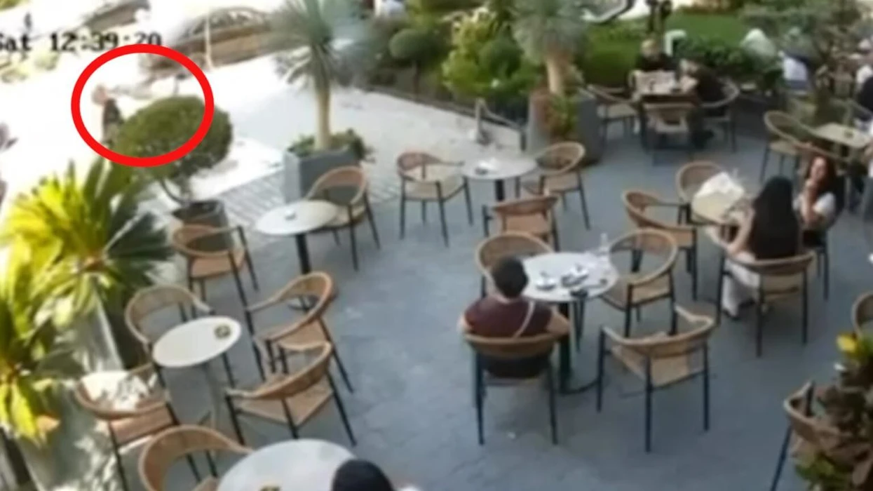 Atentat në Elbasan – Autori çohet nga kafja dhe tenton të vrasë ‘kundërshtarin’, i ngec arma në momentin vendimtar