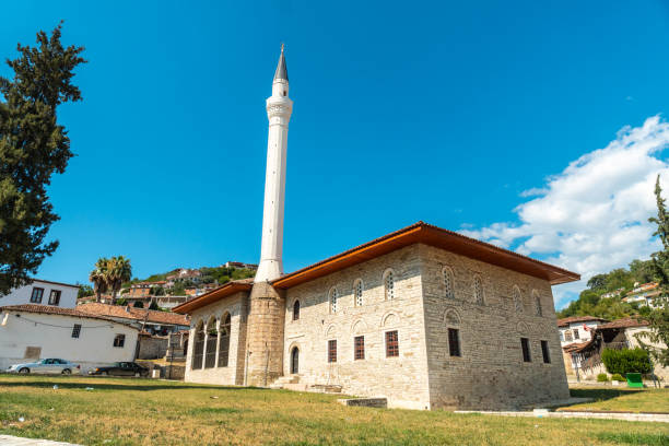 “Kali i Trojës në Kosovë” – Ag Apolloni kërkon pezullimin e ndërtimeve të xhamive dhe hetimin e financimeve të huaja