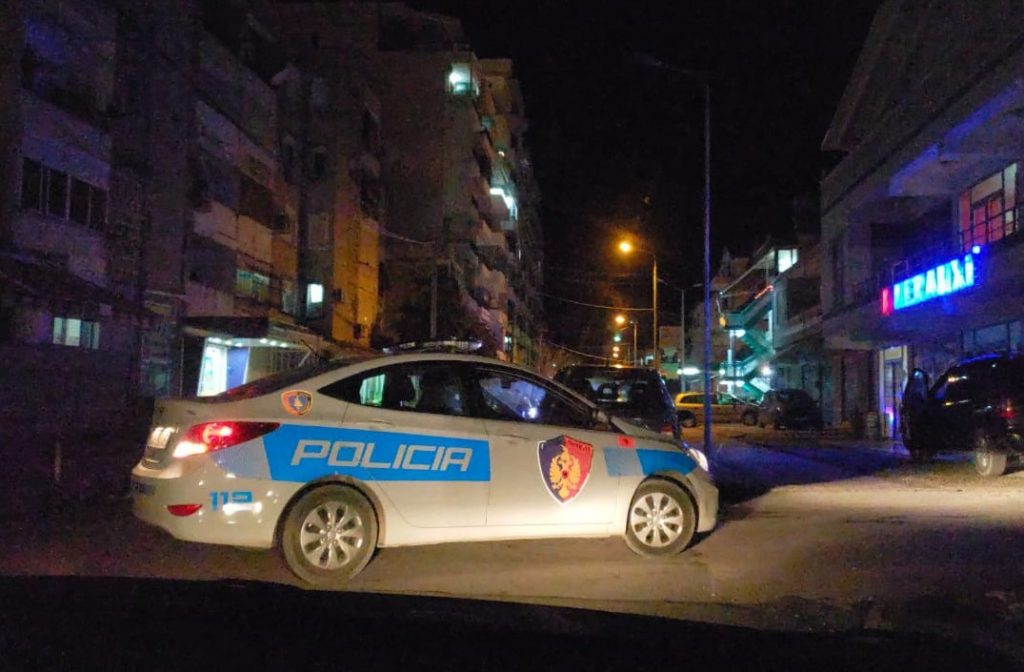 TRONDITËSE: Djali dyshohet se vrau nënën dhe plagosi babain në Lushnje