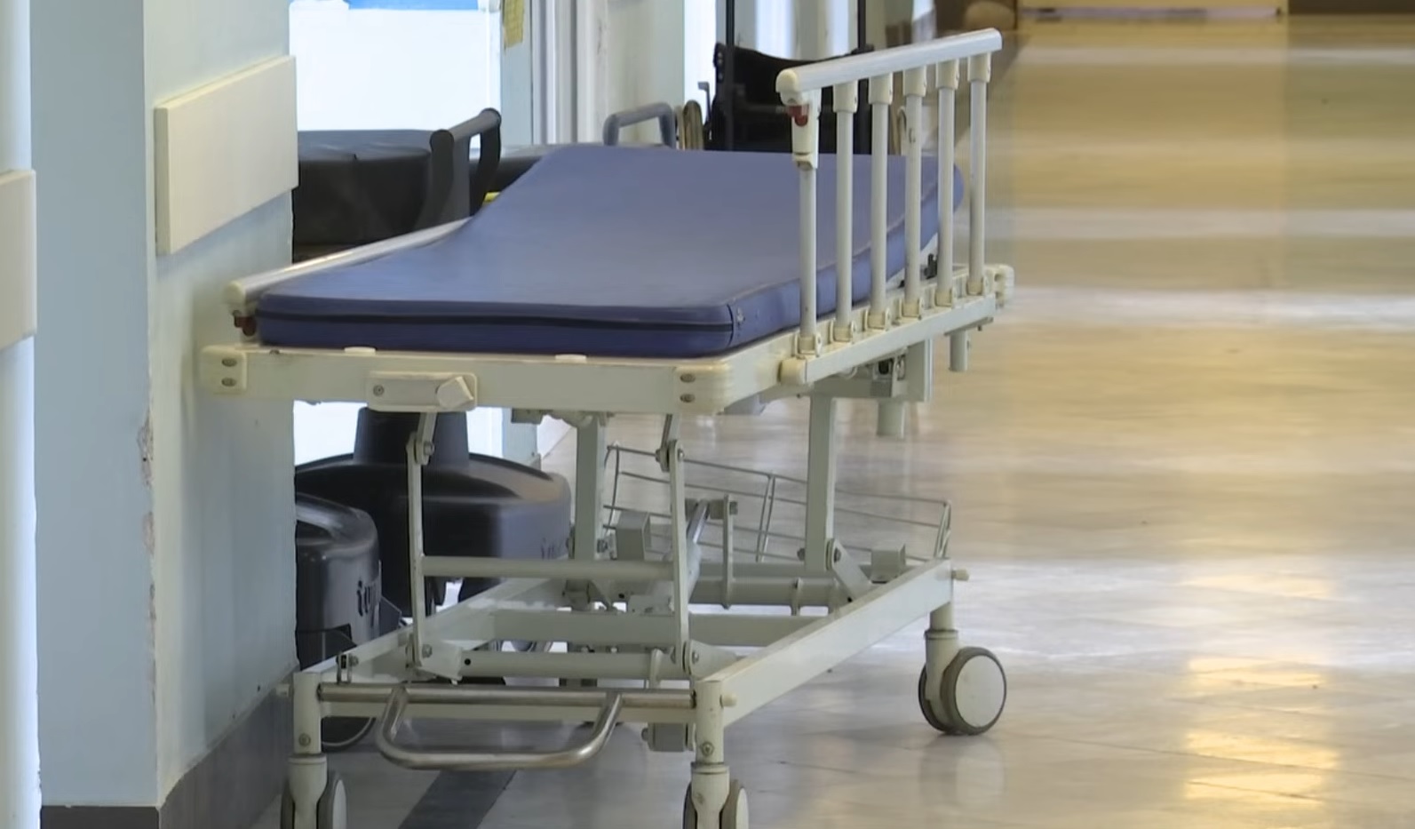 84-vjeçares i bëhet varrë në fund të shpinës pas operimit, familja kërkon llogari nga QKUK (VIDEO)