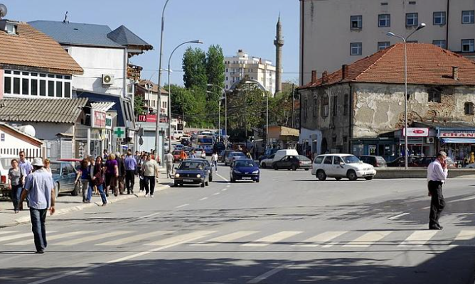 Shoferi i taksisë shkaktoi aksidentin te “Plepat” në Prishtinë, tentoi kthim gjysmë-rrethor – goditi motorin e Woltit