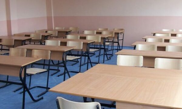 ‘Kontrollimi i çantave dhe ndalimi i celularëve’, Gjakova me shkallën më të lartë të sigurisë në shkolla sipas ZKA-së