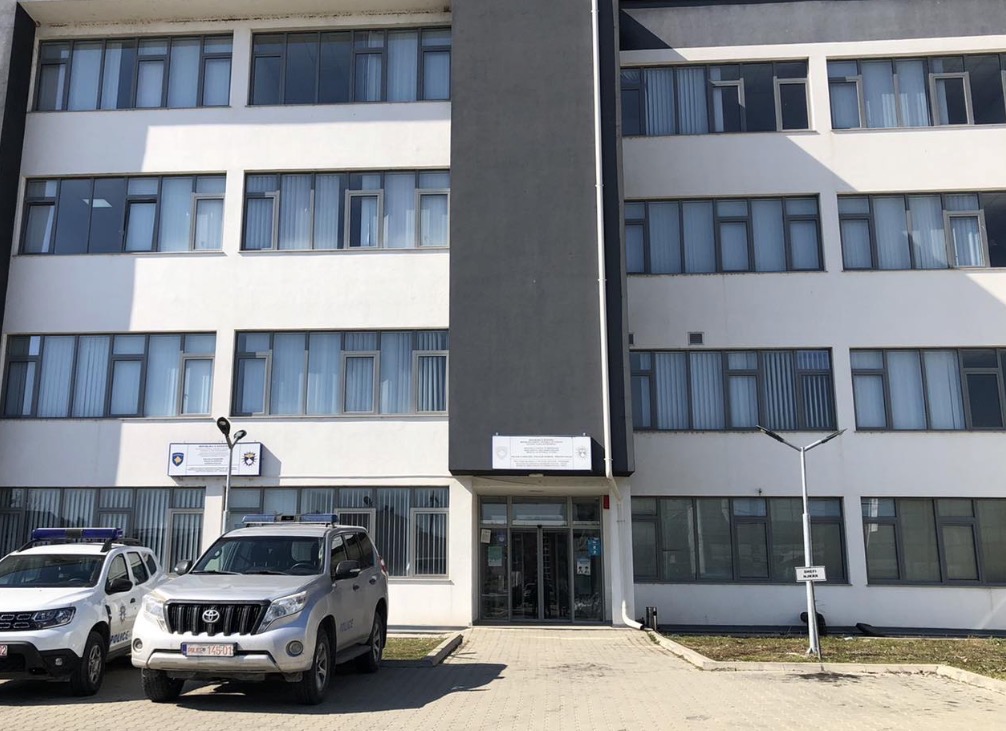 Policia e Kosovës ndan mbi 45 mijë euro për renovimin e qendrave të ndalimit në Gjakovë