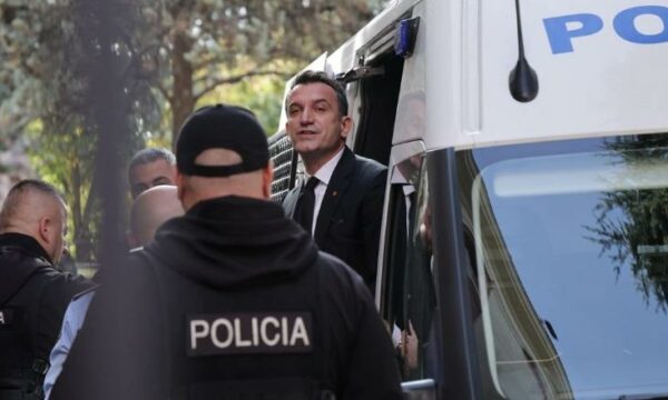 Kapen 6 telefona në Burgun e Durrësit, avokatët: Asnjë prej tyre nuk i përket Veliajt