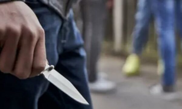 I armatosur me thikë dhe dy çekiçë, i riu shqiptar terrorizon kalimtarët në një qytet në Itali