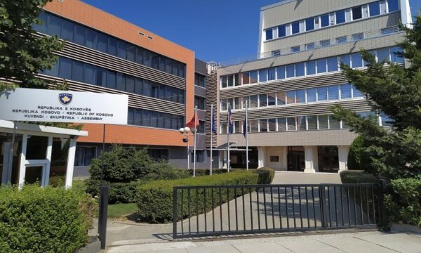 RTK: Arrestohet një person në Prishtinë për kërcënim ndaj Kuvendit