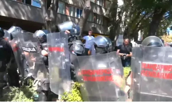 Tensione në Nish, policia bllokon studentët dhe qytetarët që po marshonin drejt Vuçiqit