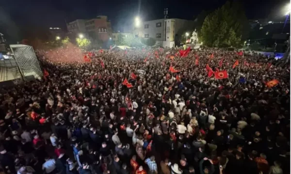 Ledri Vula dhe Bekim Shyti sonte i drejtohen masës në protestën “Jo në emrin tim”