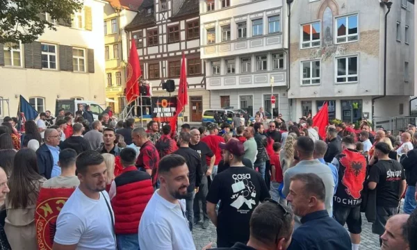 Mërgimtarët ngrihen në këmbë, kërkojnë drejtësi për çlirimtarët – protestë edhe në Prishtinë për të 12-tën natë