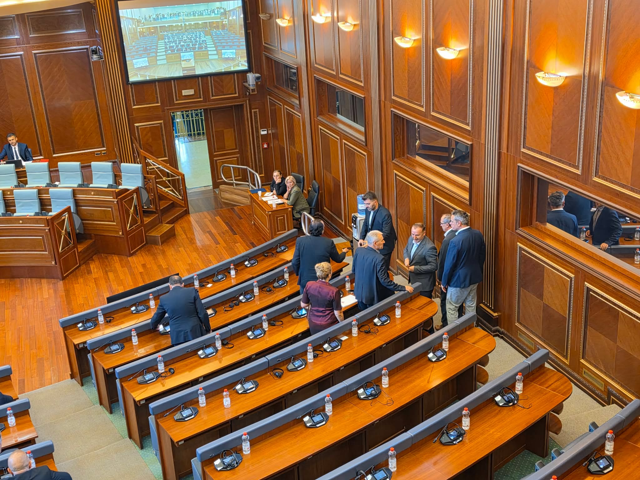 Pas PDK-së edhe LDK-ja lëshon sallën