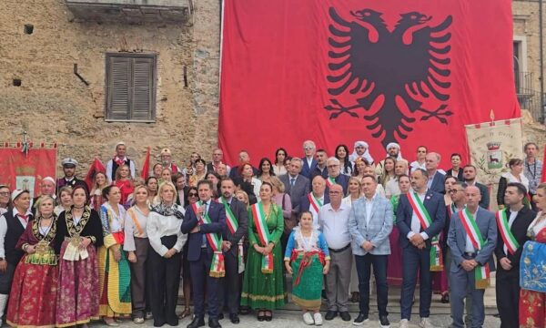 Nga Kalabria në të gjitha trevat shqiptare: Arbëreshët dhe shqiptarët bashkohen në një mesazh për Kosovën